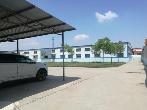 德州健之源地處魯西北平原，毗鄰黃河故道森林公園，生產(chǎn)條件環(huán)境優(yōu)越，擁有現(xiàn)代化的廠房，標(biāo)準(zhǔn)化的生產(chǎn)車間，公司擁有三證：SC食品生產(chǎn)許可證、GMP證、食品出口生產(chǎn)企業(yè)證書，生產(chǎn)過(guò)程中采用ISO22000管理體系進(jìn)行科學(xué)管理，并擁有近十年的生產(chǎn)加工經(jīng)驗(yàn)，產(chǎn)品口感、湯色、功效等各項(xiàng)指標(biāo)均能達(dá)到客戶滿意，生產(chǎn)采用全自動(dòng)帶線帶牌袋泡茶包裝機(jī)生產(chǎn)線，有全套的粉碎和超微粉碎、分篩、烘干、滅菌、制粒、制袋等設(shè)備，科學(xué)的生產(chǎn)工藝和嚴(yán)格規(guī)范的滅菌殺毒技術(shù)。
