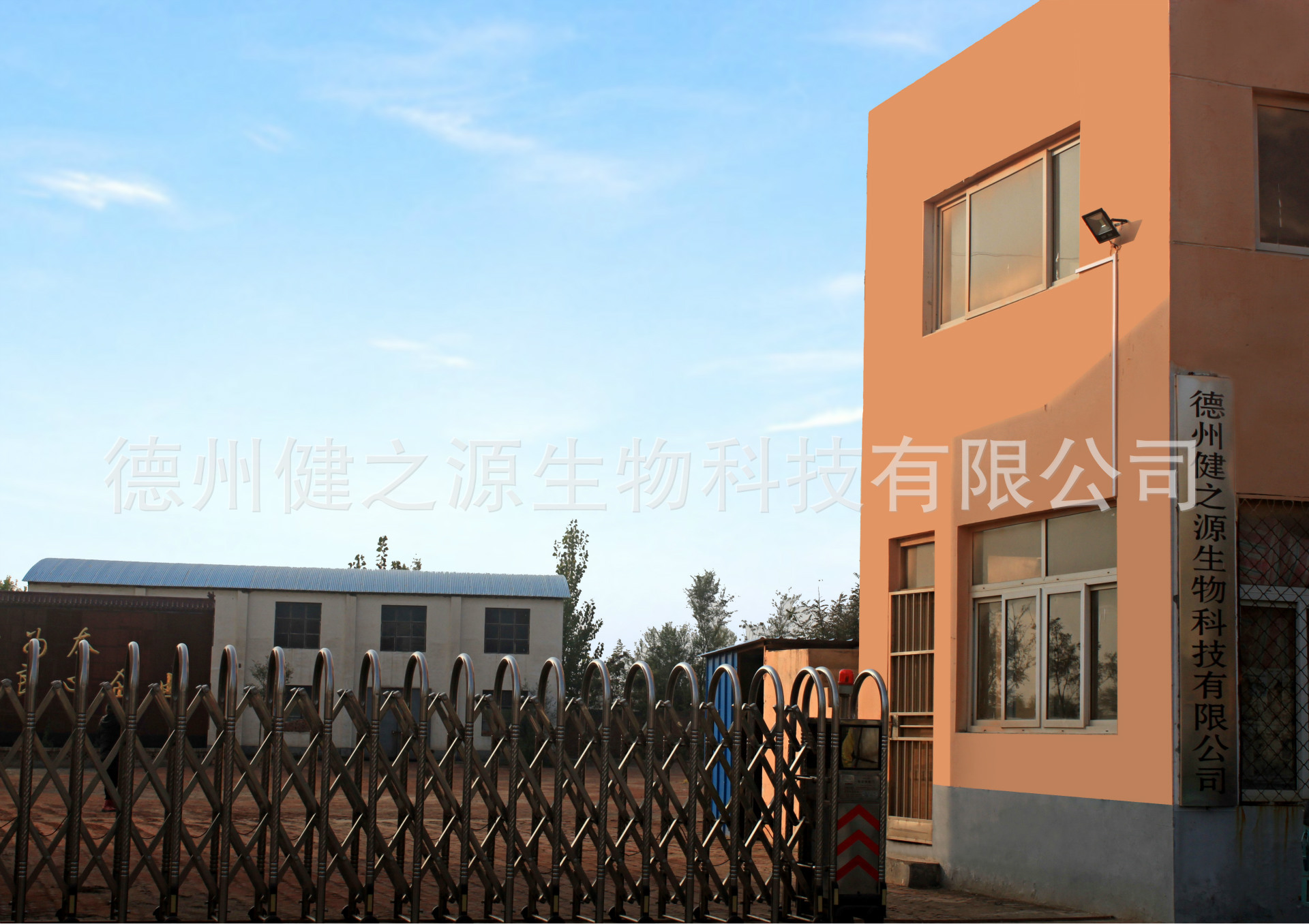 德州健之源生物科技有限公司是一家專業(yè)生產(chǎn)營養(yǎng)素補(bǔ)充劑、SC營養(yǎng)食品公司，業(yè)務(wù)范圍包括固體飲料、壓片糖果、代用茶、沖劑以及各種膳食養(yǎng)生健康食品的生產(chǎn)代工、OEM、 ODM等。公司占地五十余畝，廠區(qū)建筑面積4000余m2，內(nèi)設(shè)生產(chǎn)車間、質(zhì)量控制室、產(chǎn)品檢測中心、陰涼倉庫、辦公用房及輔助用房。生產(chǎn)車間總面積1000余m2，其中保健食品GMP 凈化車間600m2，裸藻片代加工 裸藻復(fù)合壓片糖果OEM  食品片劑貼牌委托生產(chǎn)廠家 一般生產(chǎn)區(qū)400m2；倉儲總面積（原輔料倉庫、成品倉庫、包材倉庫等）2500m2，物料分區(qū)分庫存放；檢測分析室（包括理化分析室、微生物檢驗(yàn)室、留樣觀察室等）總面積300m2。辦公用房200m2。流水生產(chǎn)線承接粉劑，片劑，袋泡茶，顆粒劑 等劑型的成品、半成品代加工。  公司成立專項(xiàng)實(shí)驗(yàn)室，引進(jìn)山東中醫(yī)藥大學(xué)的醫(yī)藥技術(shù)部部長等相關(guān)專業(yè)人員組建科研團(tuán)隊(duì)，在分子生物學(xué)、微 生物發(fā)酵、藥食同源、新資源食品研究等方面實(shí)行研產(chǎn)一體化，針對不同方向的營養(yǎng)課題進(jìn)行探討研究，并將科研成果轉(zhuǎn)化為生產(chǎn)力，為產(chǎn)業(yè)化生產(chǎn)提供技術(shù)支撐。